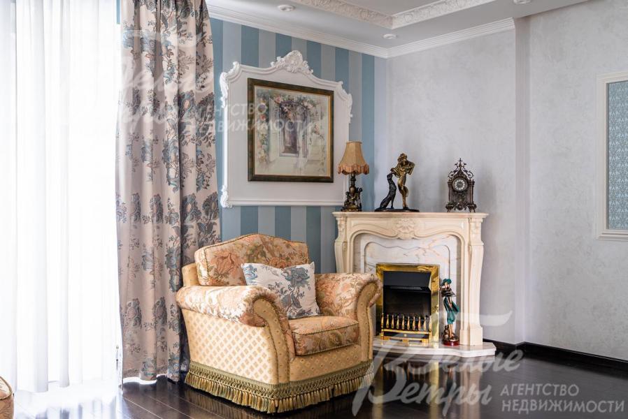 Спальня с выходом на балкон