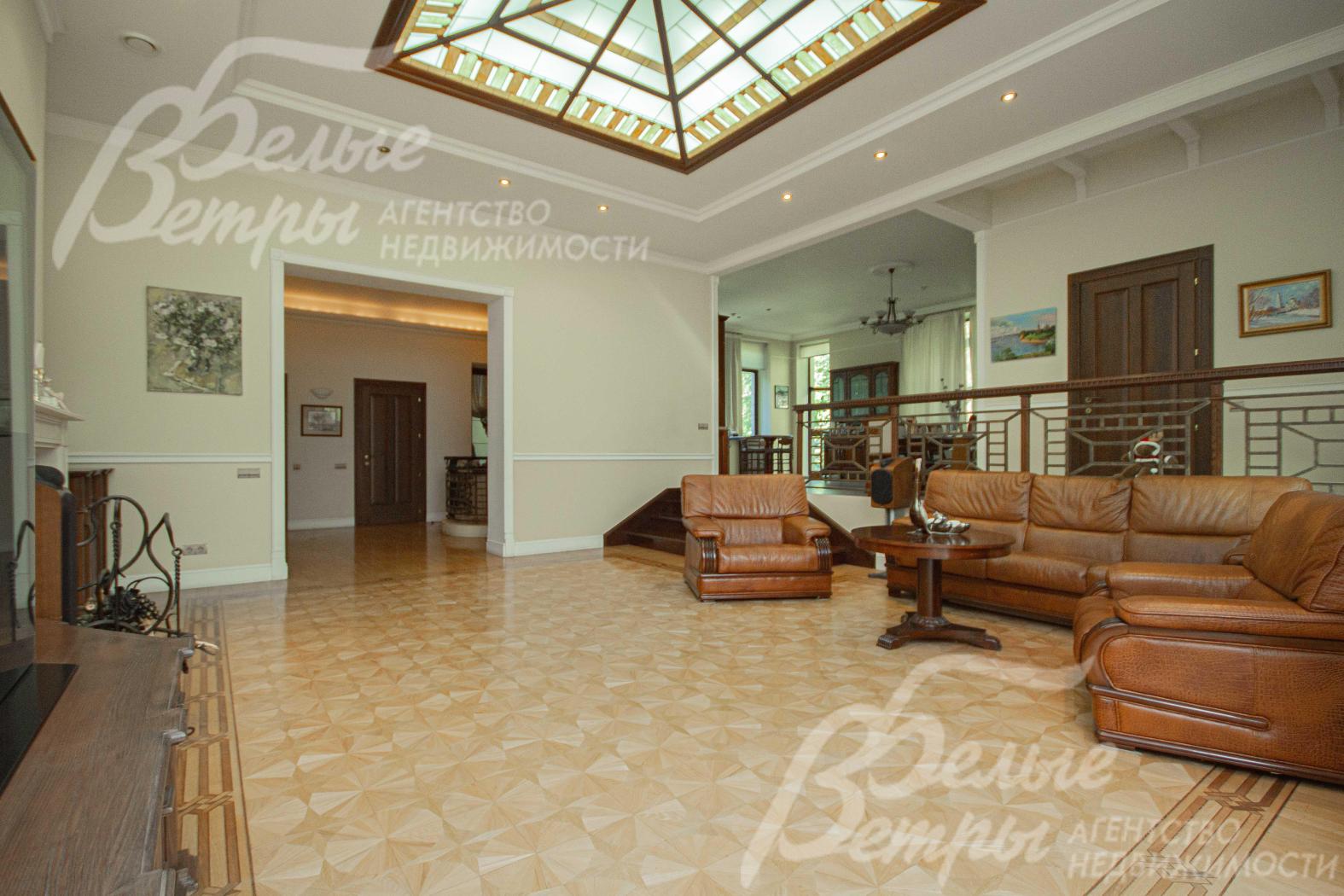 Витражный потолок в гостиной