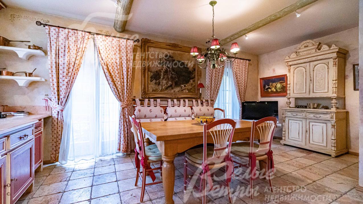 Обеденный стол в кухне из массива дуба.