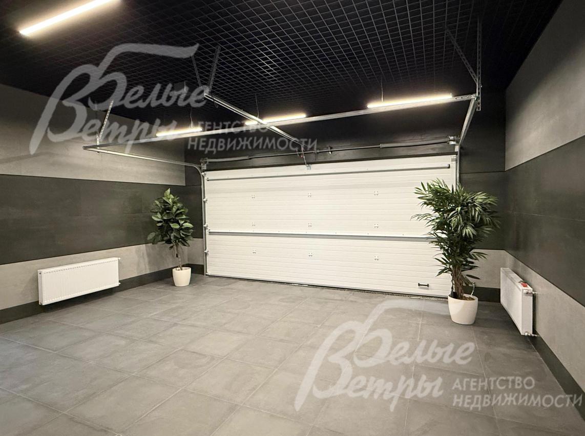 Гараж на первом этаже дома рассчитан на 2 автомобиля