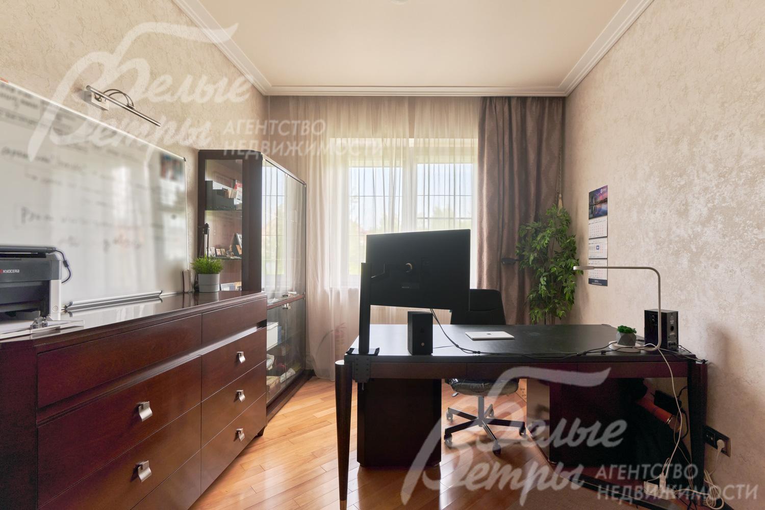 Кабинет на втором этаже со всей необходимой мебелью для работы