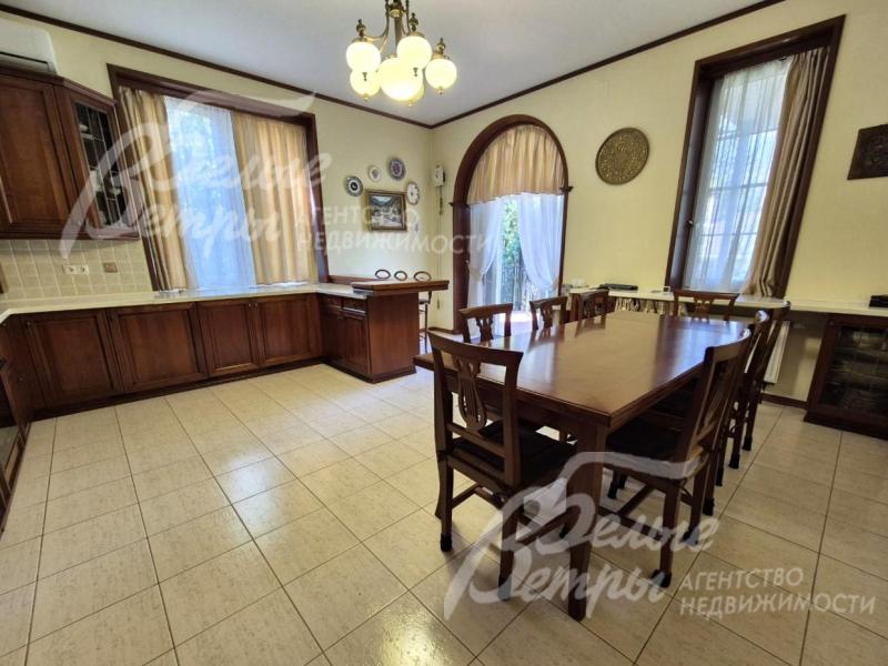 Обеденный гарнитур на 8 персон.