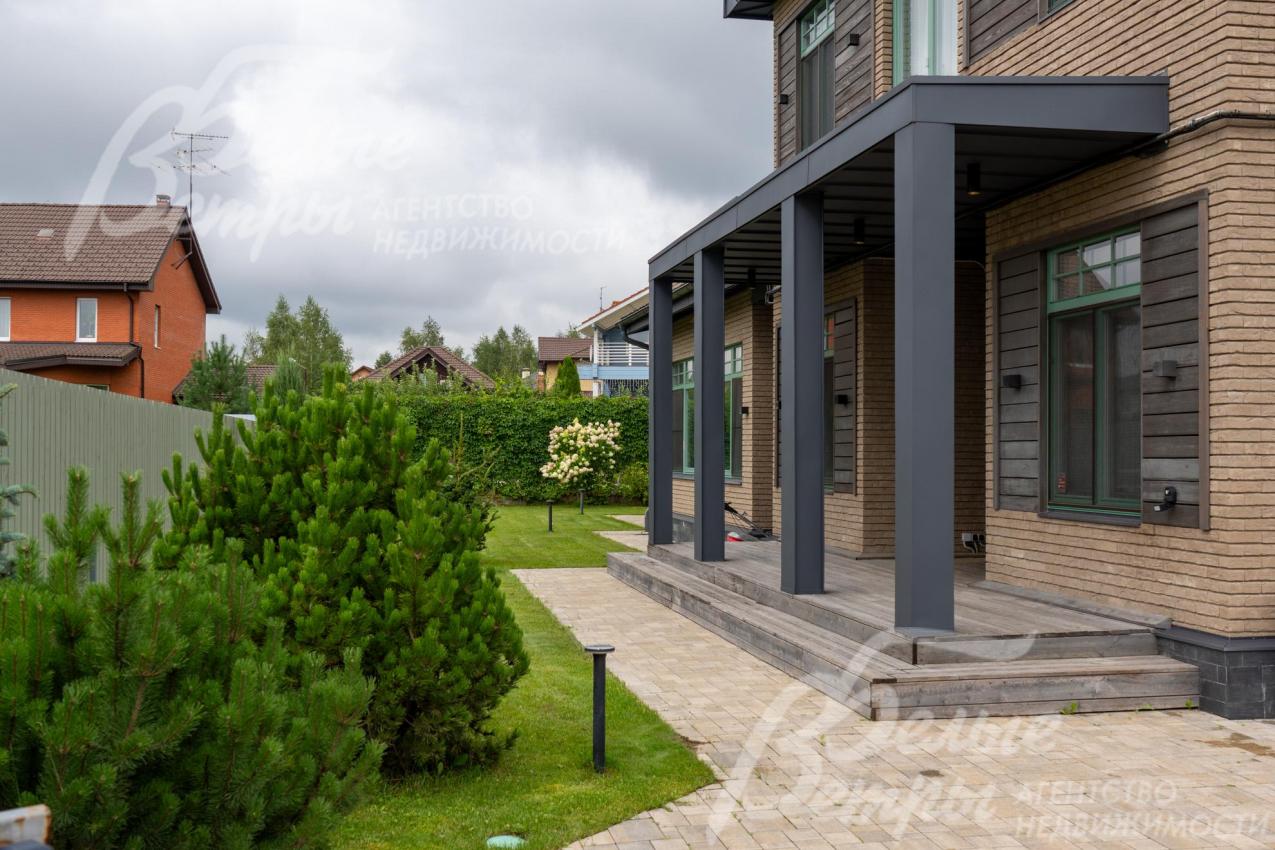 Дорожки вымощены плиткой, в зелёных зонах высажены декоративные кустарники