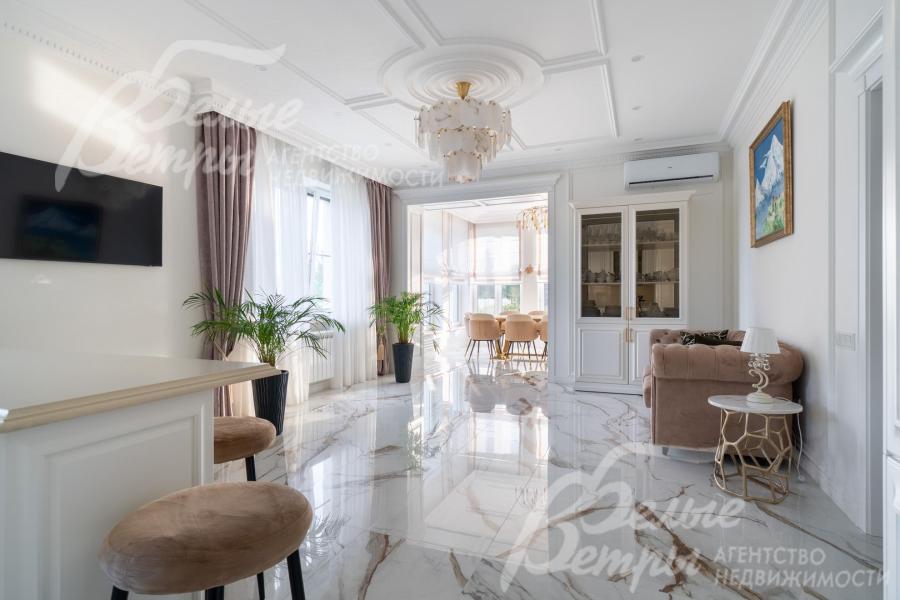 Стены декорированы обоями Affresco, дополнены покраской и шпоном, по всему периметру украшены обширными молдингами