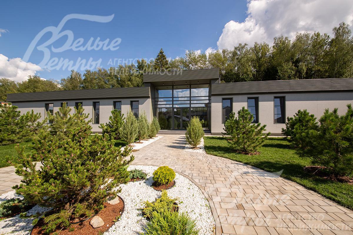 В доме много света за счёт большой площади остекления