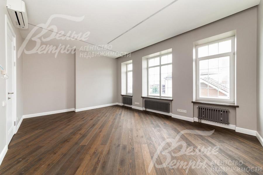 На полу дубовая массивная доска 