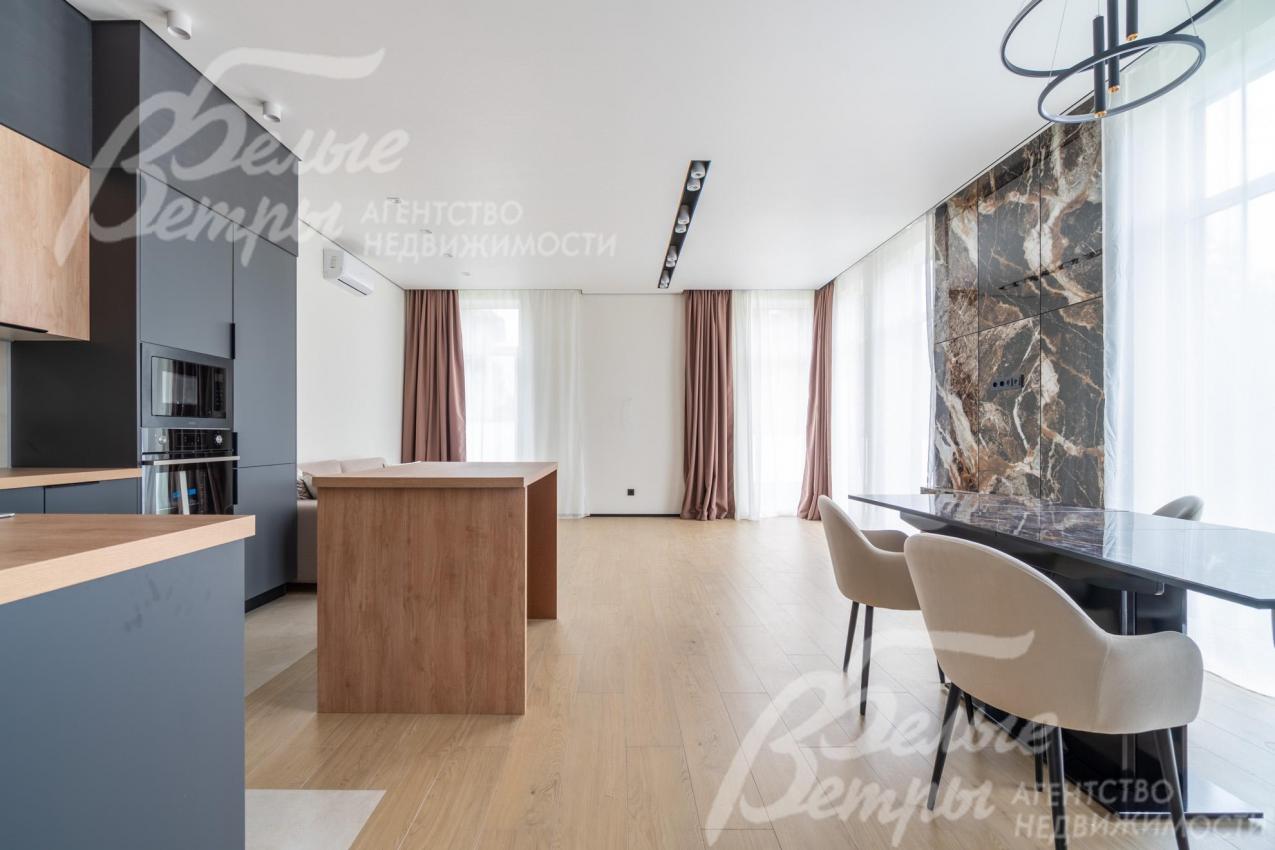 Интерьер дополнен светодиодной подсветкой, многоплановым освещением: встроенными спотами, люстрами и светильниками