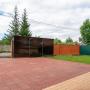 Перед домом находится открытая парковка на 2 автомобиля, а также навес для 2 автомобилей