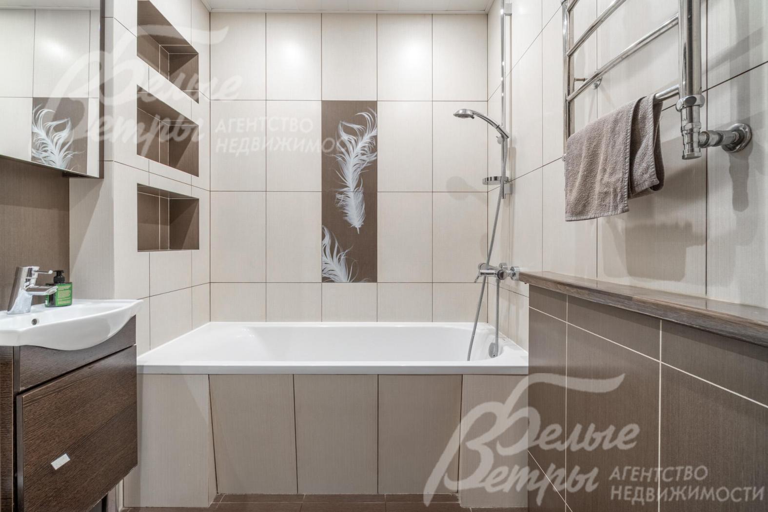 Санузел первого этажа с ванной