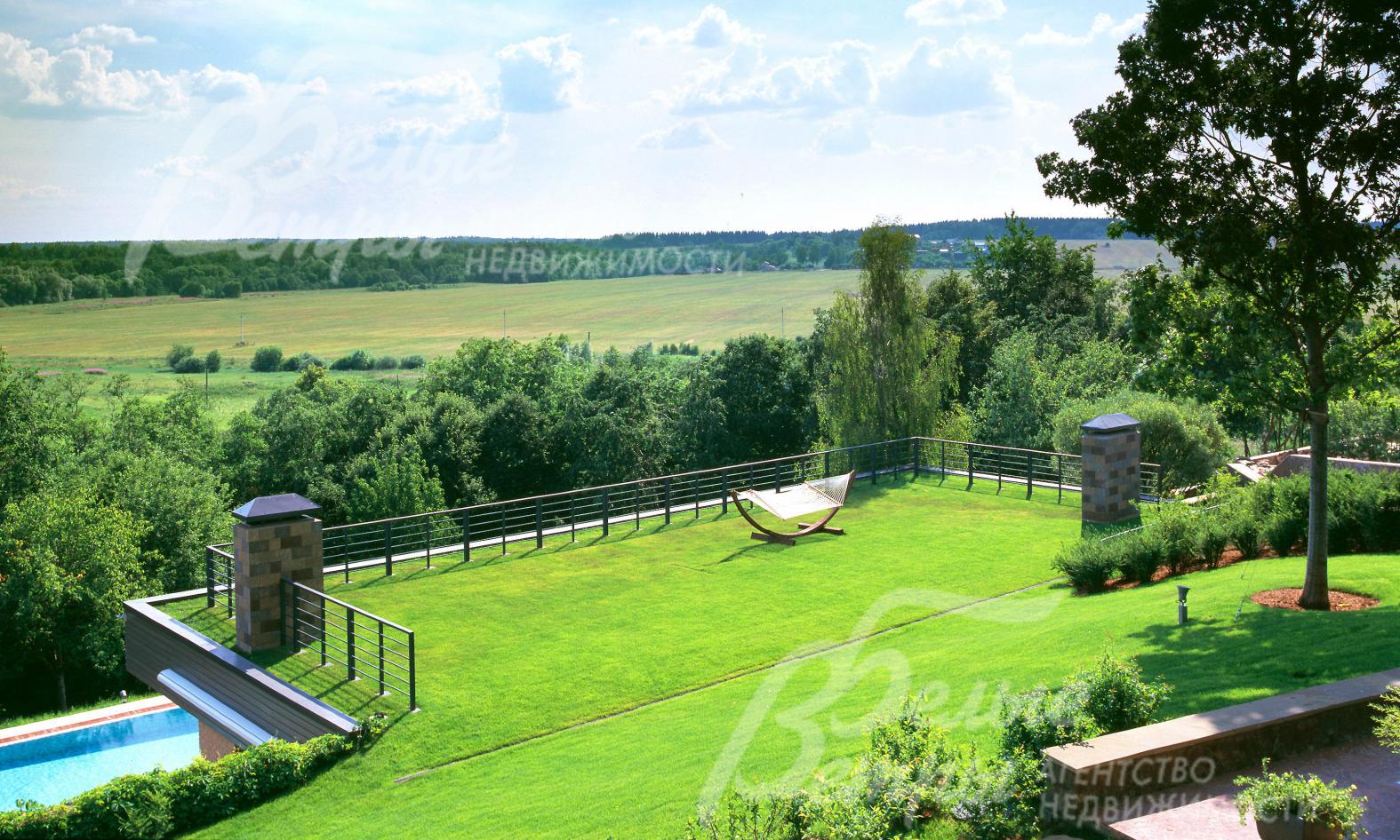 Поселок расположен на возвышенности