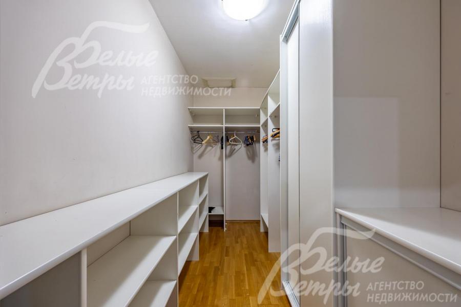 Гардеробная при мастер-спальне