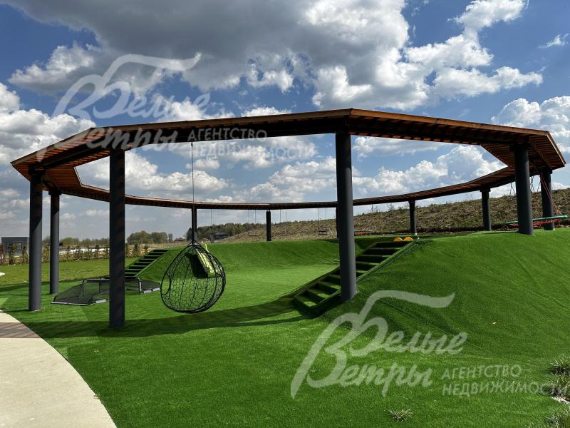 Территория коттеджного посёлка.  В нём работает круглосуточная сервисная служба, охрану осуществляет ЧОП