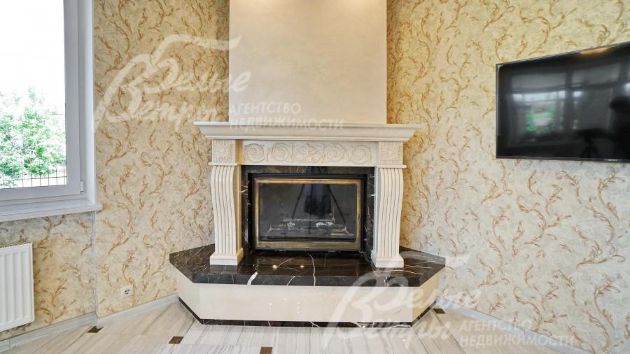 Камин дровяной, облицован натуральным мрамором