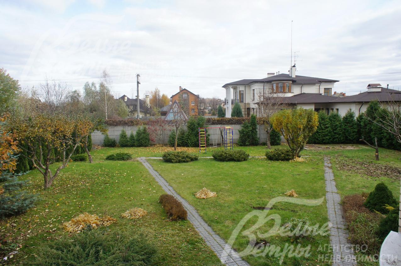 Вид на участок из окон дома