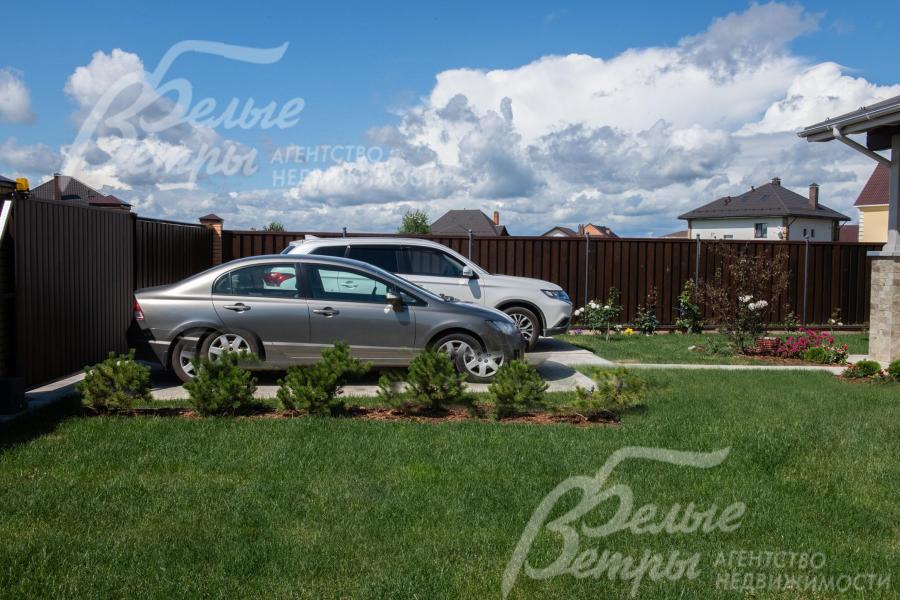 На территории есть парковка на бетонном основании для двух автомобилей