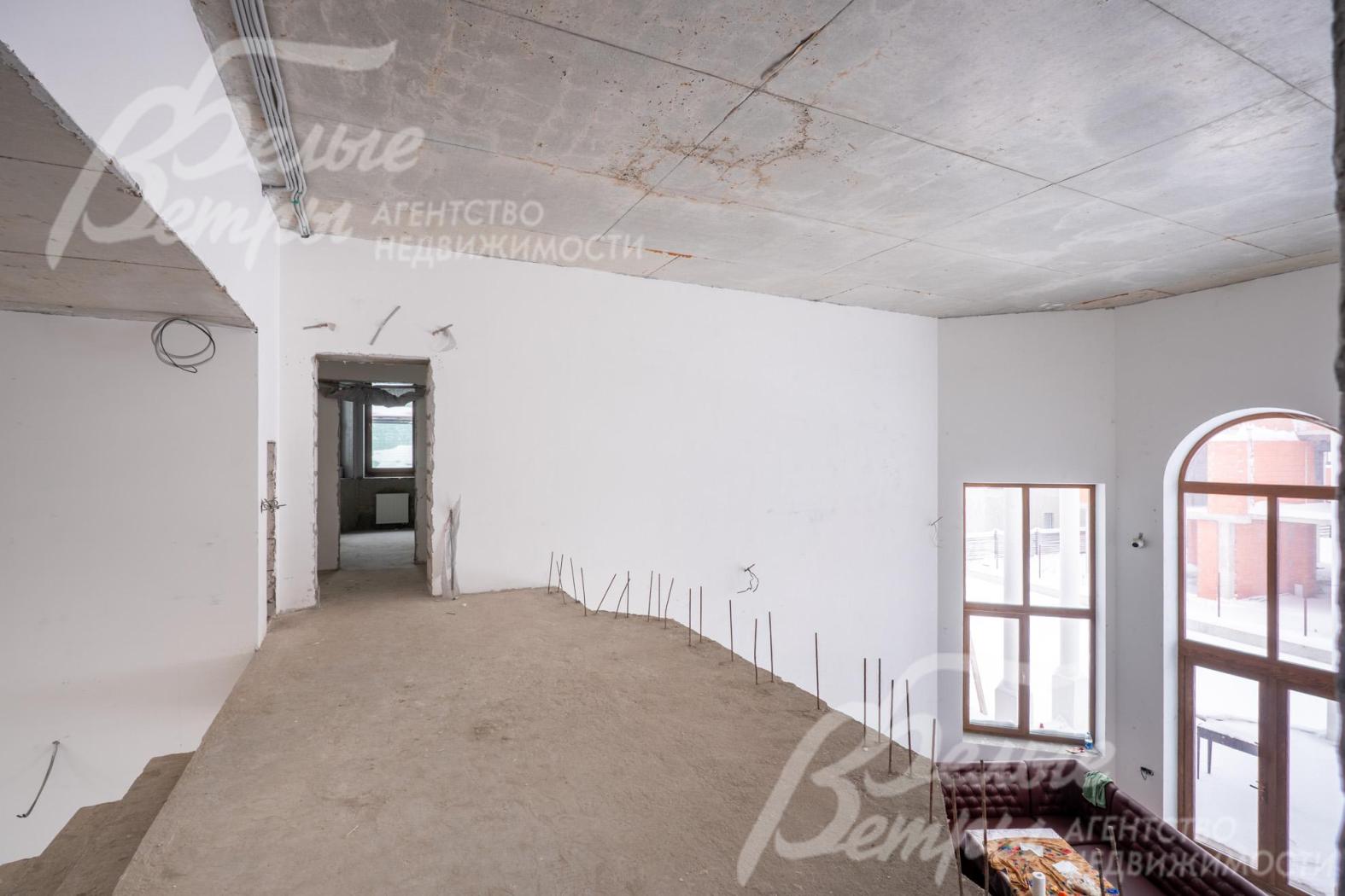 Помимо двух этажей в доме - подземный цокольный этаж и мансардный этаж