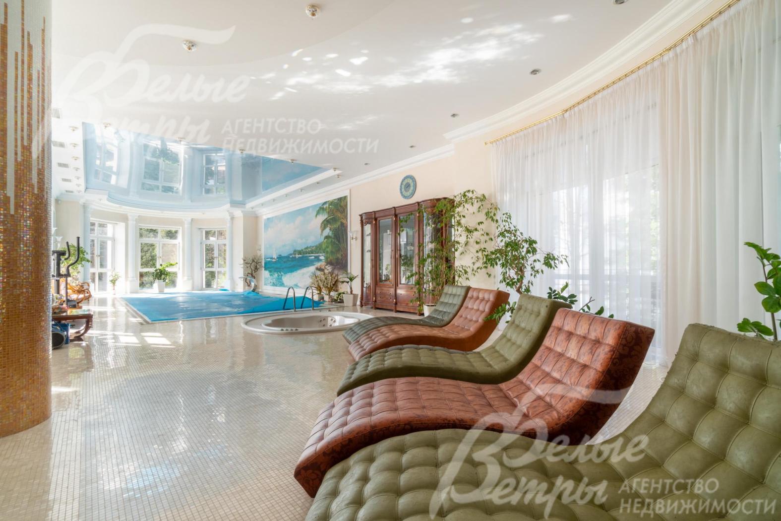 На первом этаже располагается просторная спа-зона с большим бассейном, шезлонгами, столовой и выходом на участок