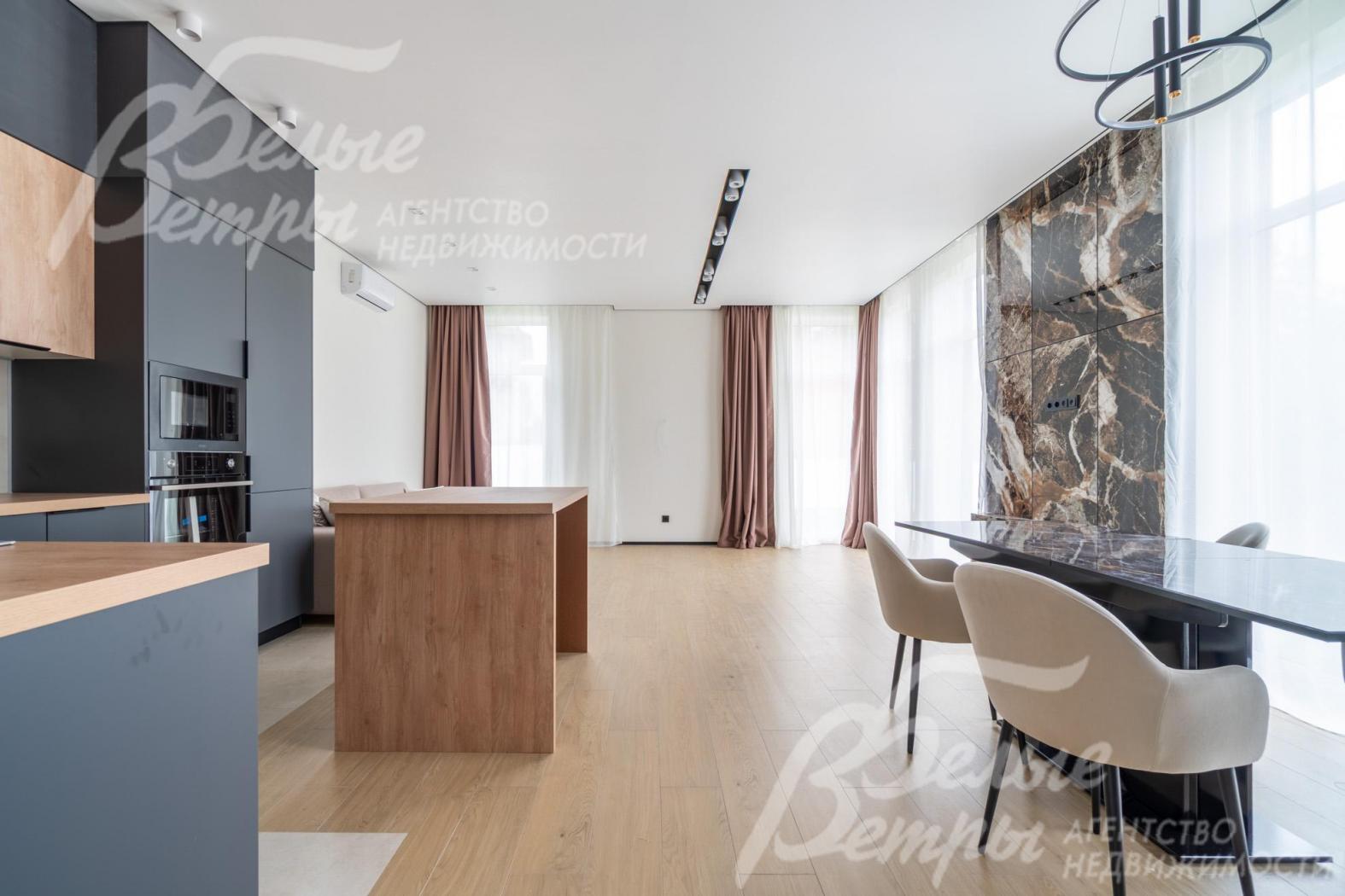 Интерьер дополнен светодиодной подсветкой, многоплановым освещением: встроенными спотами, люстрами и светильниками