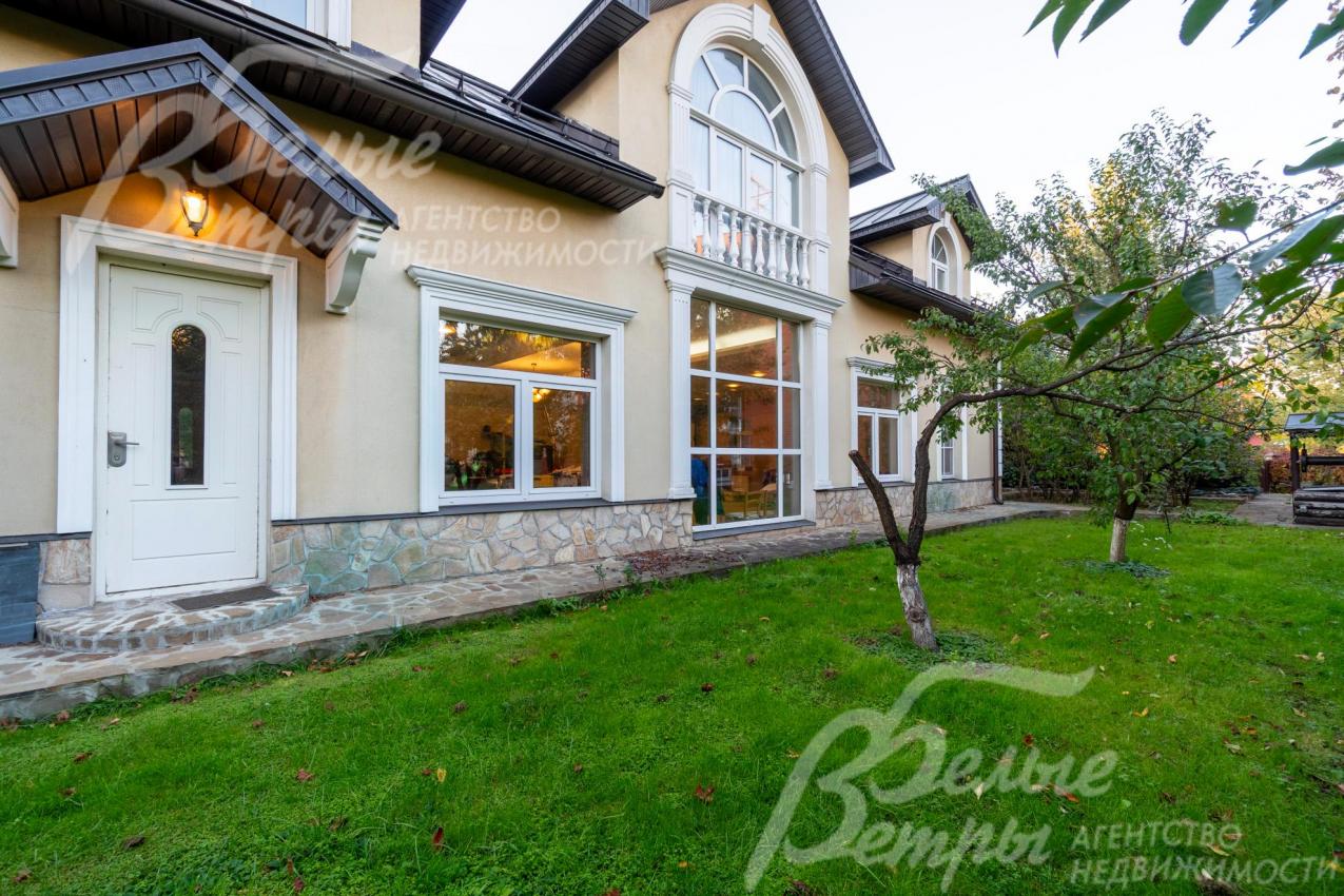 Дом в английском стиле с панорамным остеклением в некоторых помещениях.