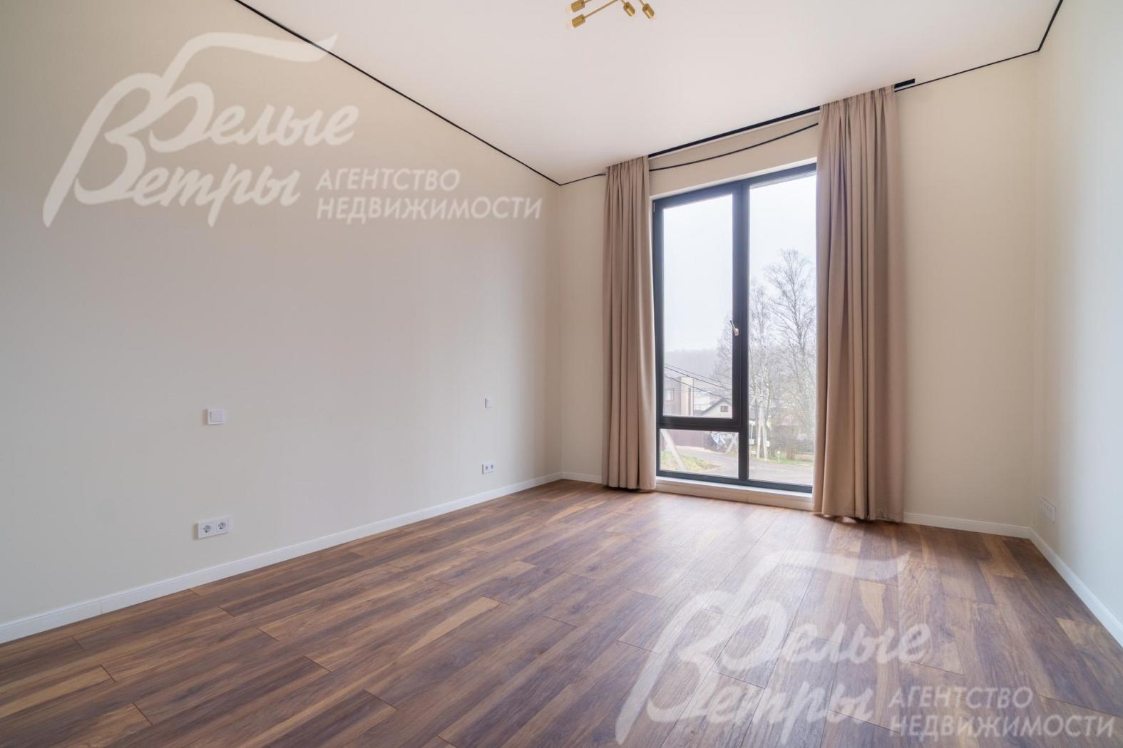 Одна из спален первого этажа. В дом заведен и разведен по комнатам интернет