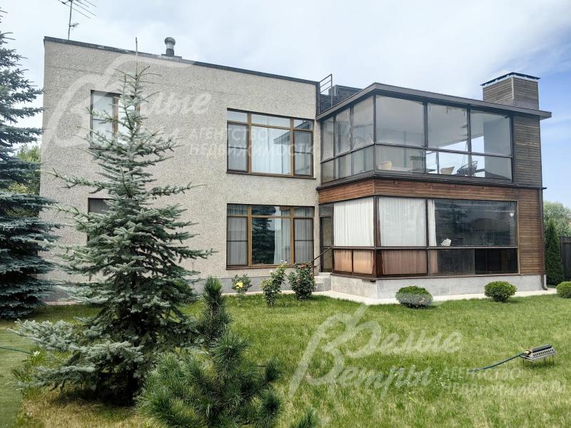 Стены дома отделаны штукатуркой из мраморной крошки