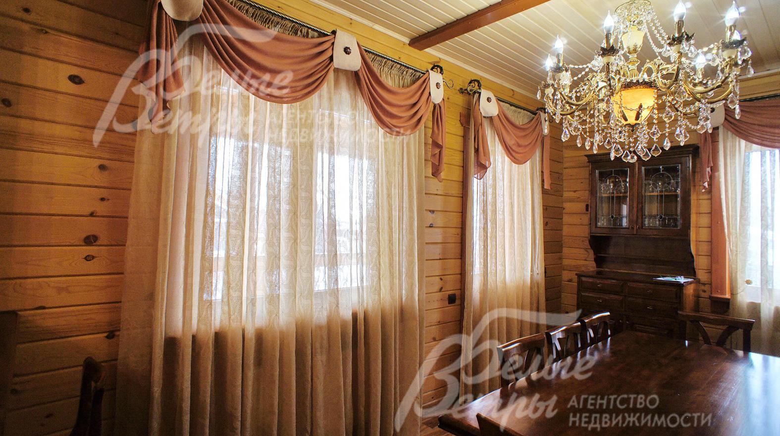 В декорировании окон применены натуральные ткани: лён, хлопок, шёлк