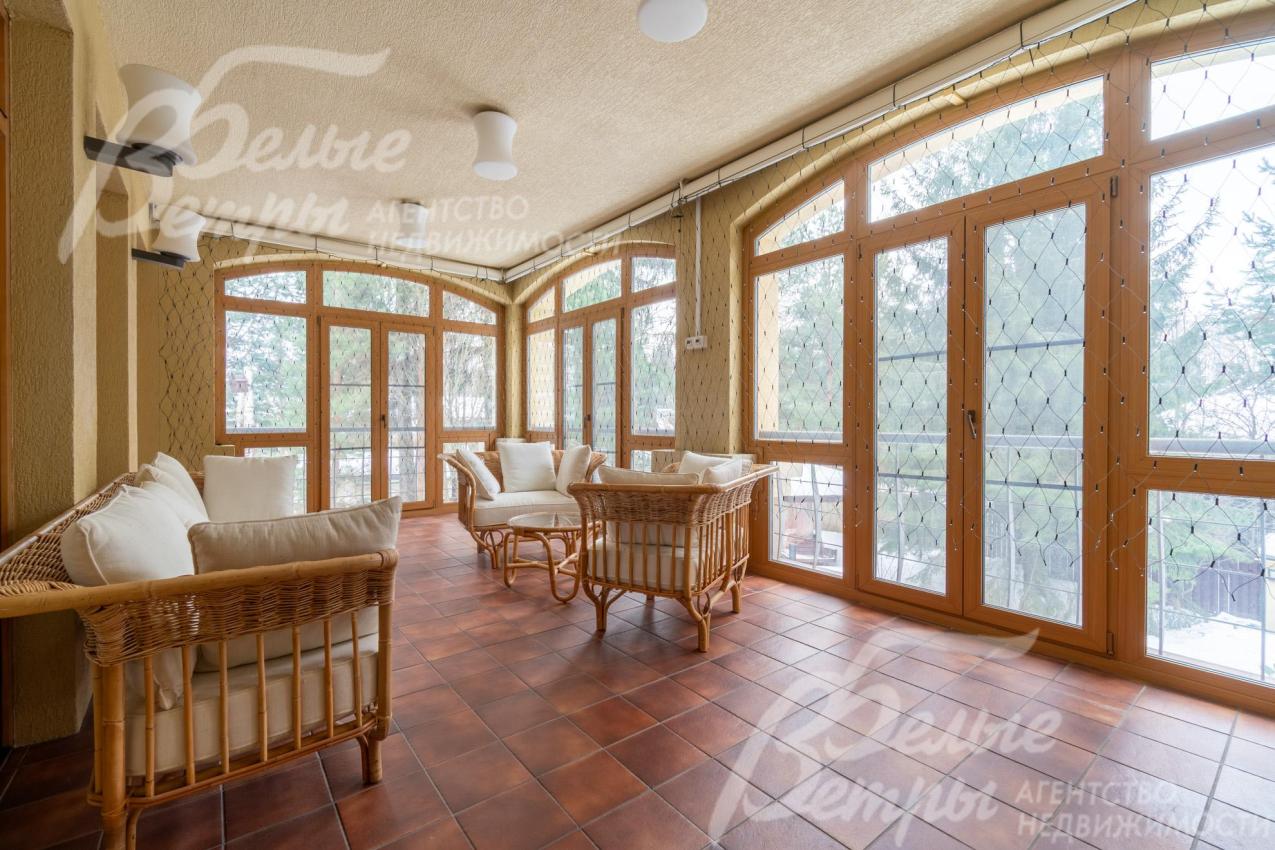 На террасе - стена с подогревом, большая площадь остекления, комплект плетёной мебели