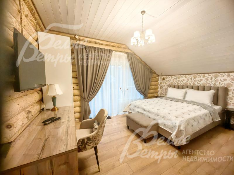 Спальня с выходом на балкон