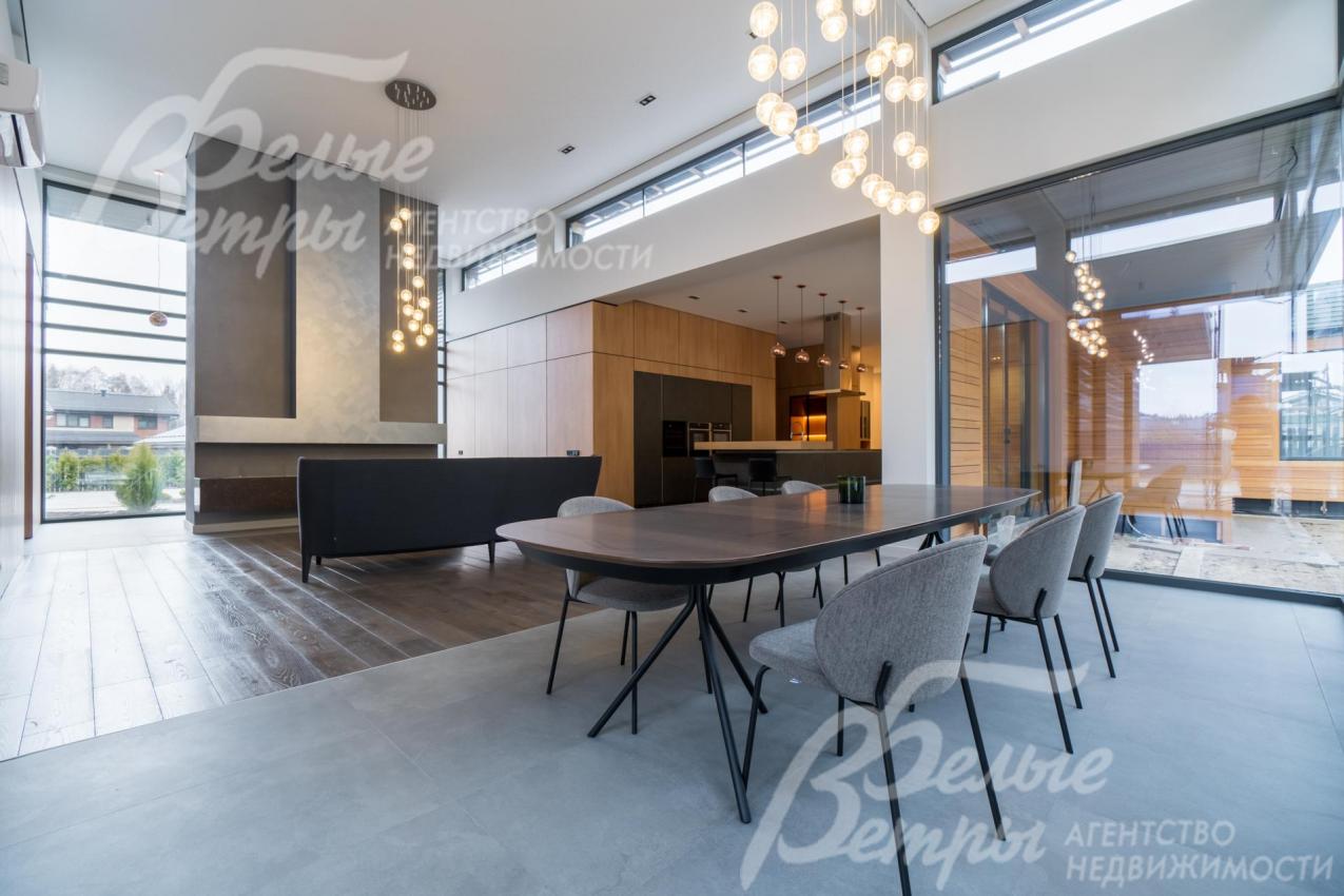 С правой стороны - терраса, выход на неё - из кухни 