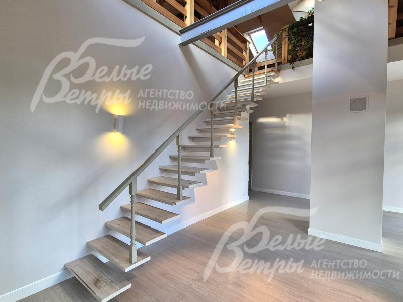 Парящая лестница на мансардный этаж.