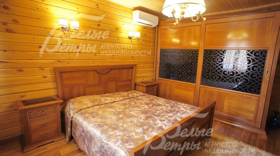 На втором этаже 3 спальни (18.6 кв.м, 21 кв.м, 16 кв.м) и кабинет