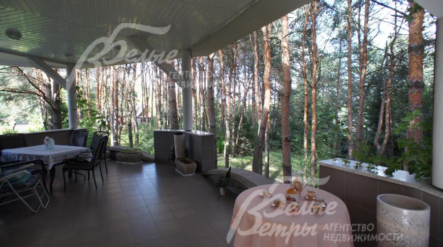 Крытая терраса 43 кв.м со спуском на участок- к сосновому лесу, ручьям и к реке