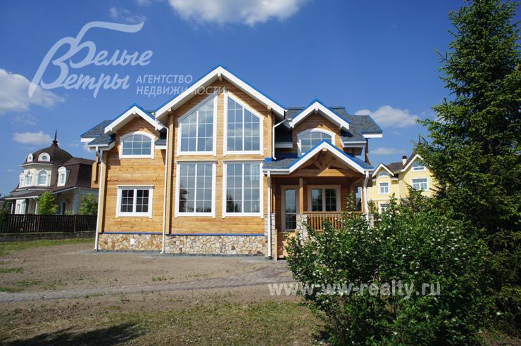 Дом расположен вблизи  озера и парковой зоны