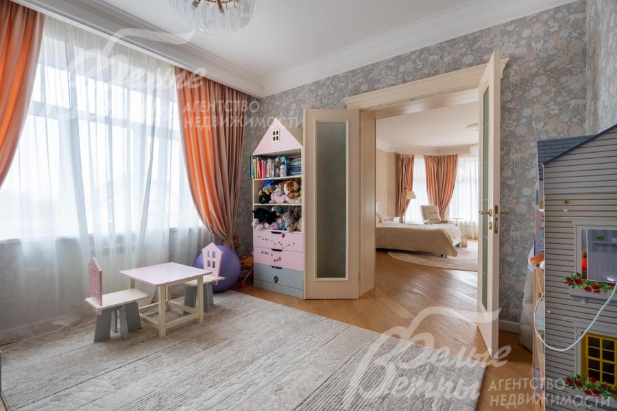 Рядом находится совмещенная игровая-кабинет с выходом из спальни