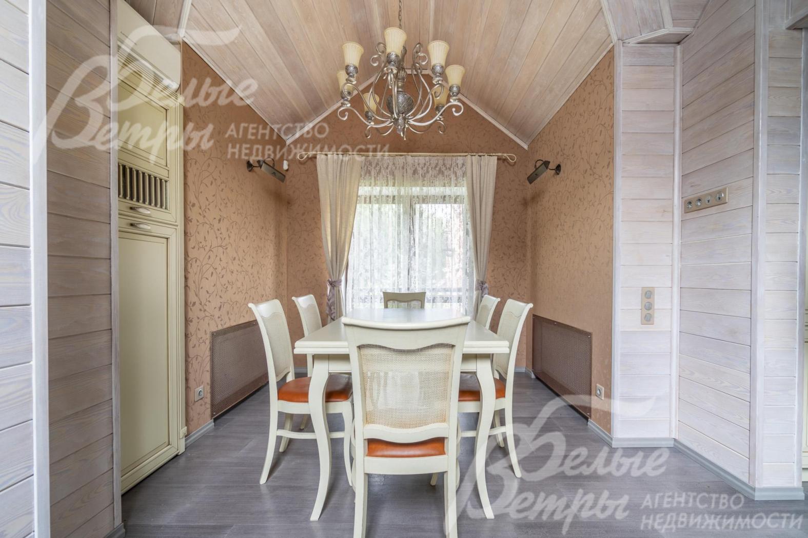 В зонированном пространстве кухни-столовой-гостиной - обеденная группа на 6 персон