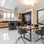 Обеденная группа на 6 персон - с кожаными стульями BoConcept. Также у острова - кожаные стойки BoConcept