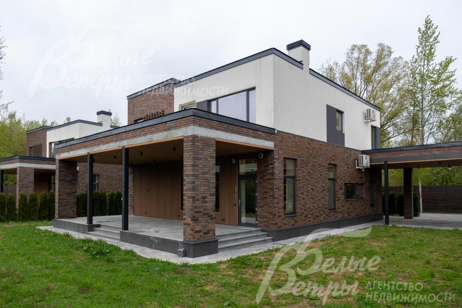 Во внешнем облике дома - контрастная отделка второго этажа штукатуркой