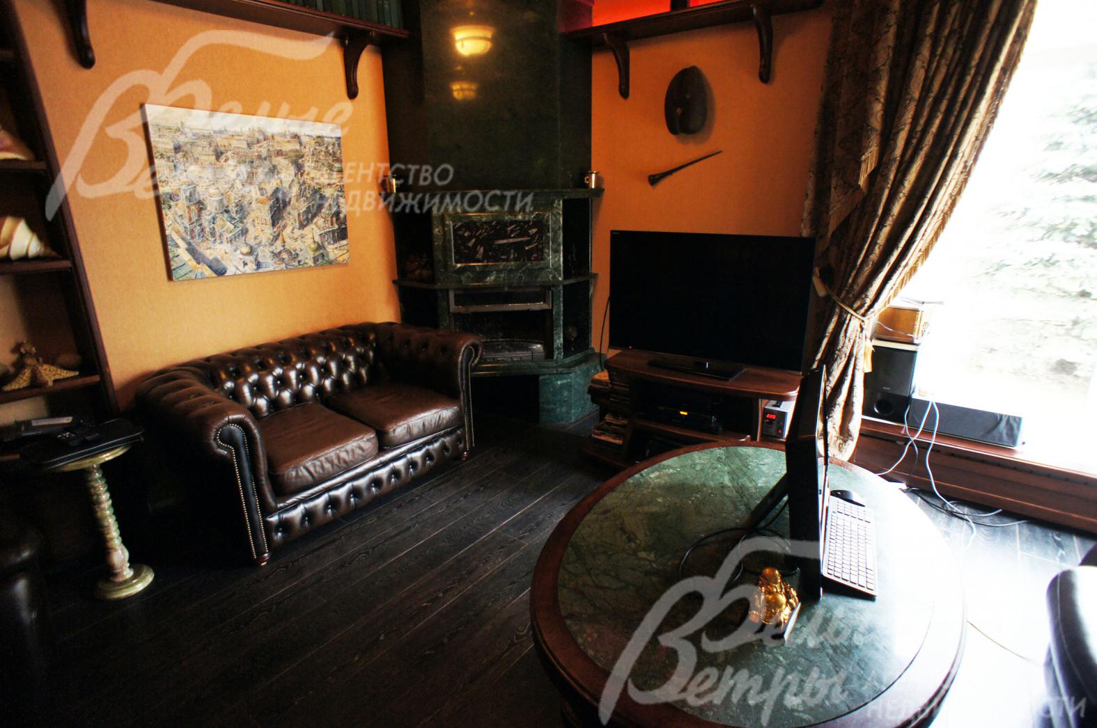 Кабинет 20 кв.м с камином из зеленного мрамора во вспомогательном доме