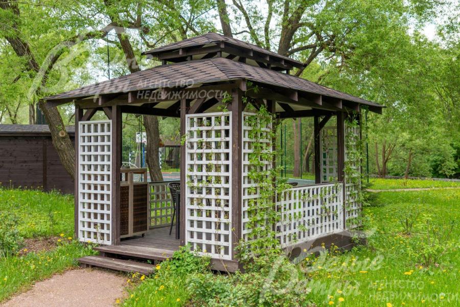 Беседка в прогулочной зоне поселка