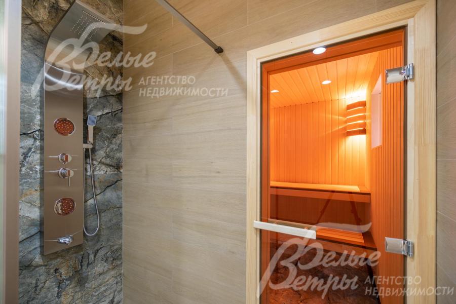 Сауна с душем на первом этаже в доме