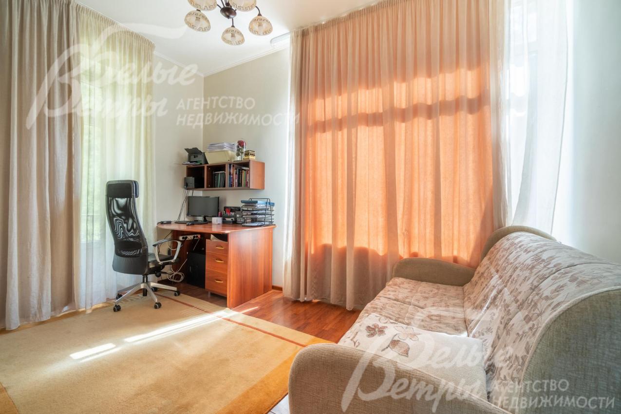 Спальня-кабинет на первом этаже - полностью меблирована