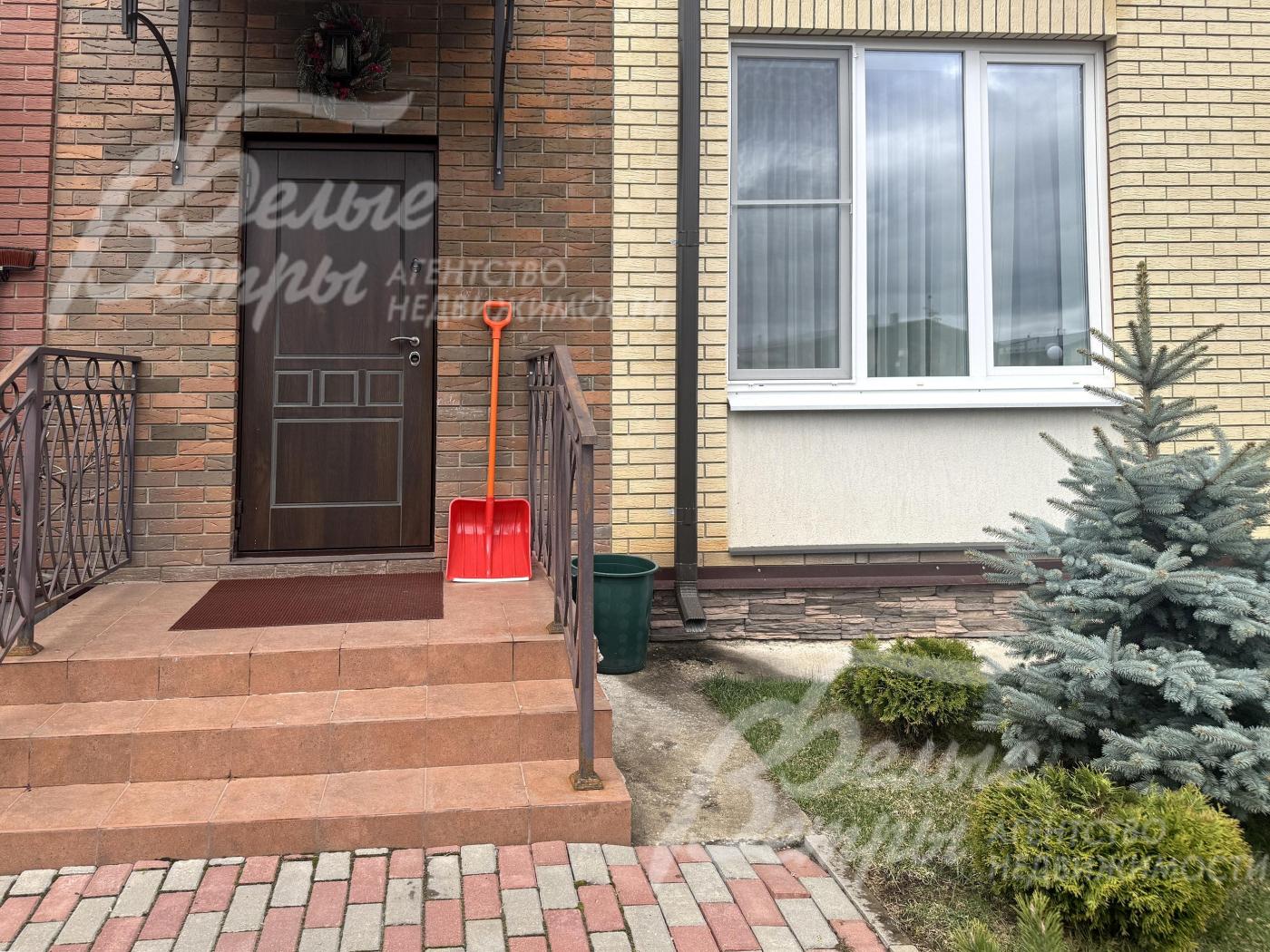 Вход в дом - через крыльцо, на входе установлена входная дверь от компании «Эльбор»