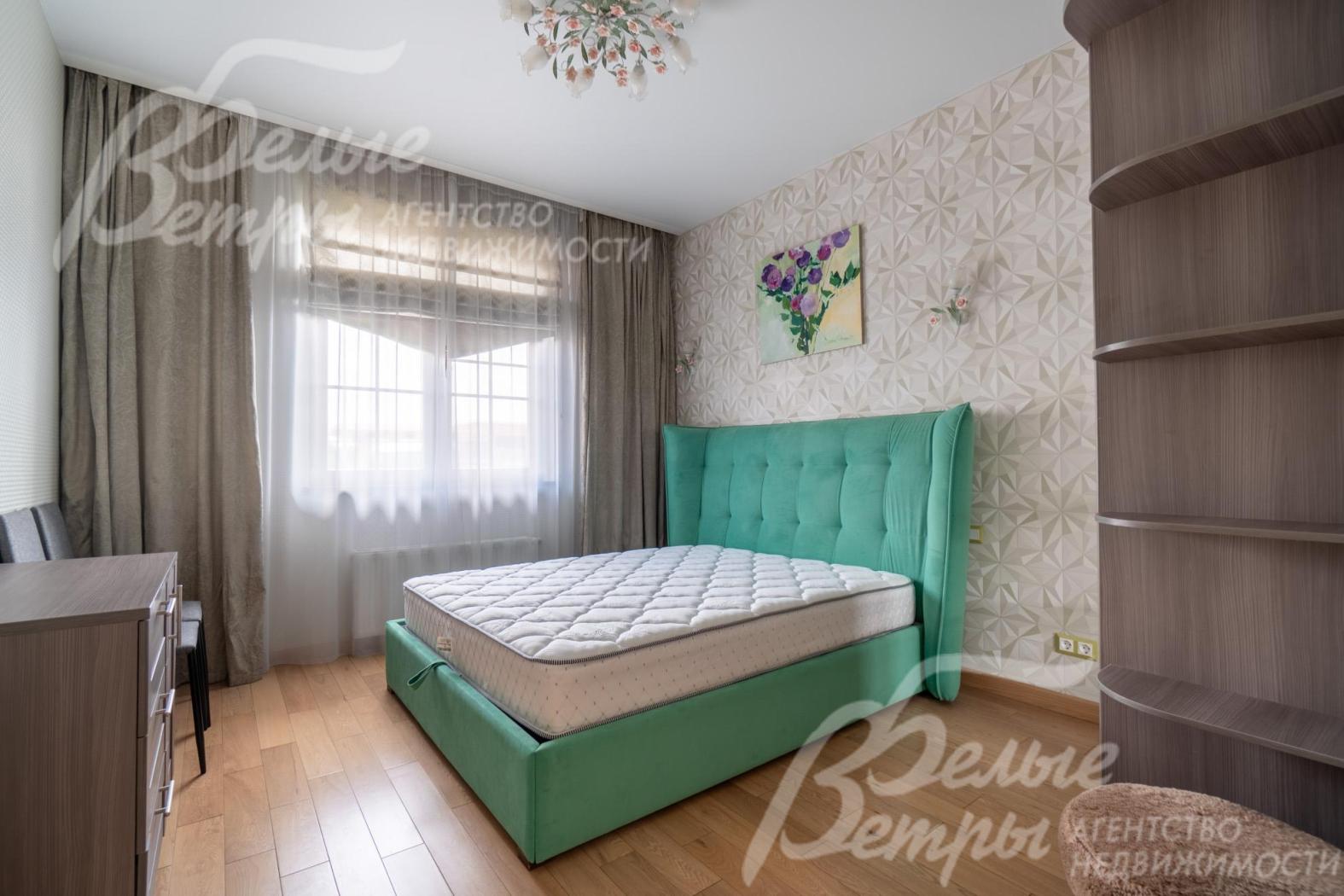 Все спальни меблированы