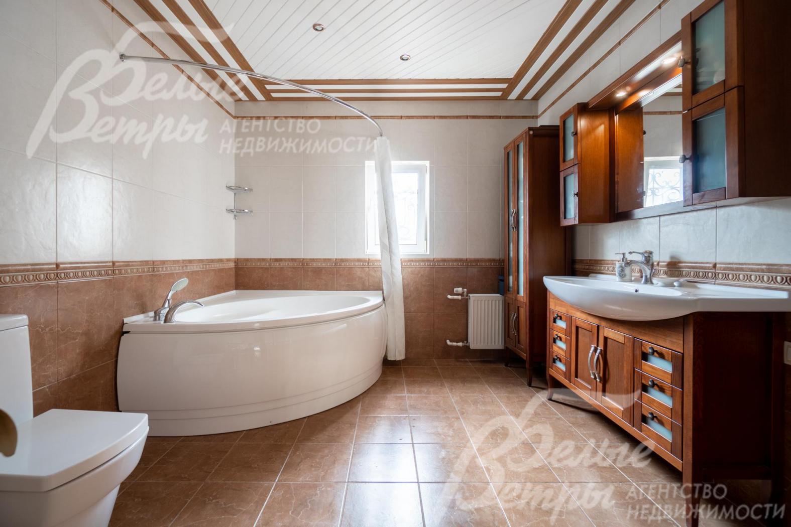 Санузел на втором этаже с ванной 