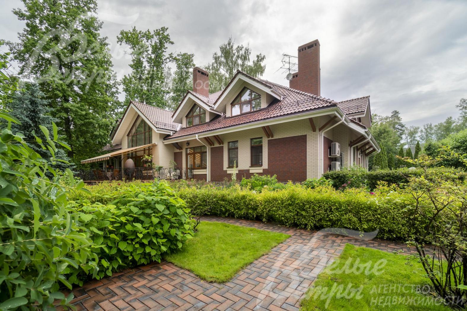 Дом стоит на просторном участке площадью 28,6 соток