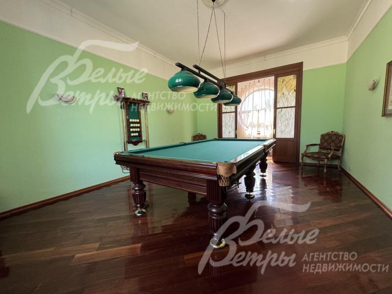 Бильярдная комната со столом для пирамиды