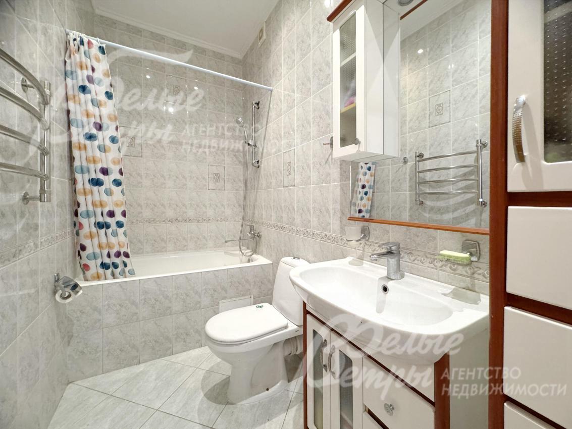 Санузел на пером этаже в светлых тонах, полностью укомплектованный сантехникой