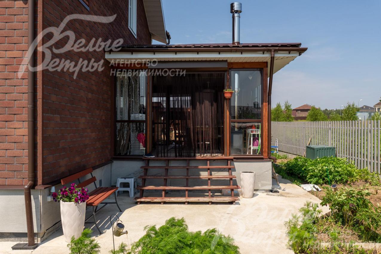 Выход с крытой террасы на участок