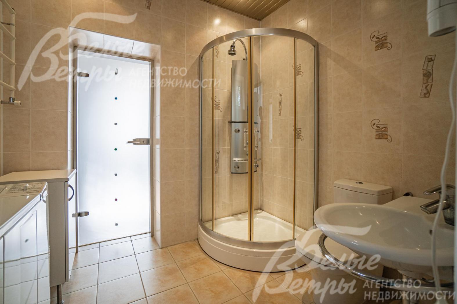 Санузел между спальнями на первом этаже