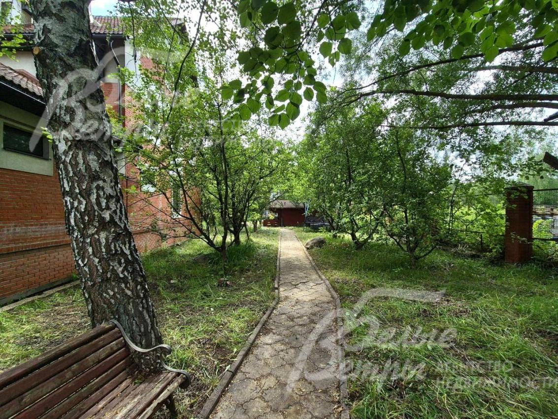 Дорожки выложены плиткой.